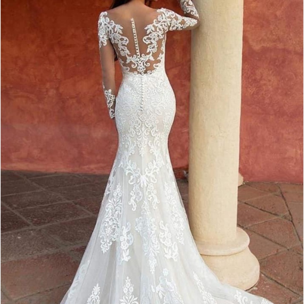 Wedding dress in excellent condition. Size